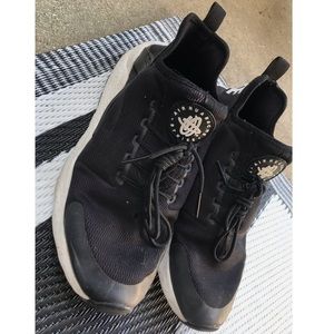 Black Nike Air Huarache